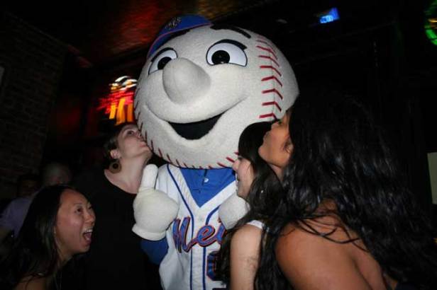 happy mr met
